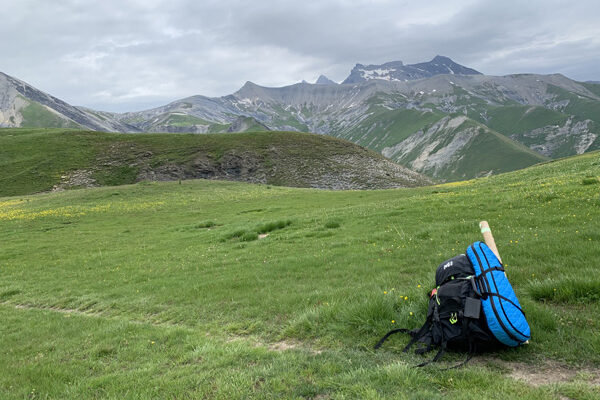 Le sac du randoloniste dans les Alpes