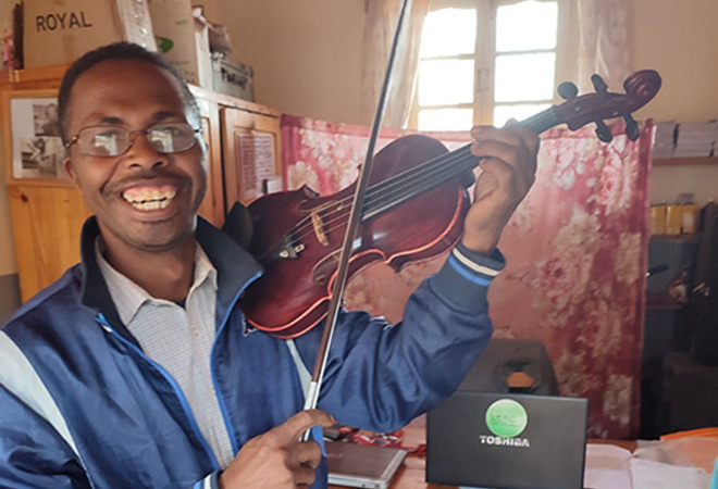 René, directeur de la salle à Madagascar : rréception des instruments reçus grâce aux dons de Musirando